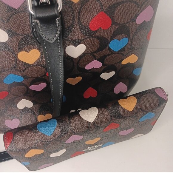COACH GALLERY TOTE SIGNATURE CANVAS HEART PRINT W/ MATCHING WALLET - Picture 7 of 15